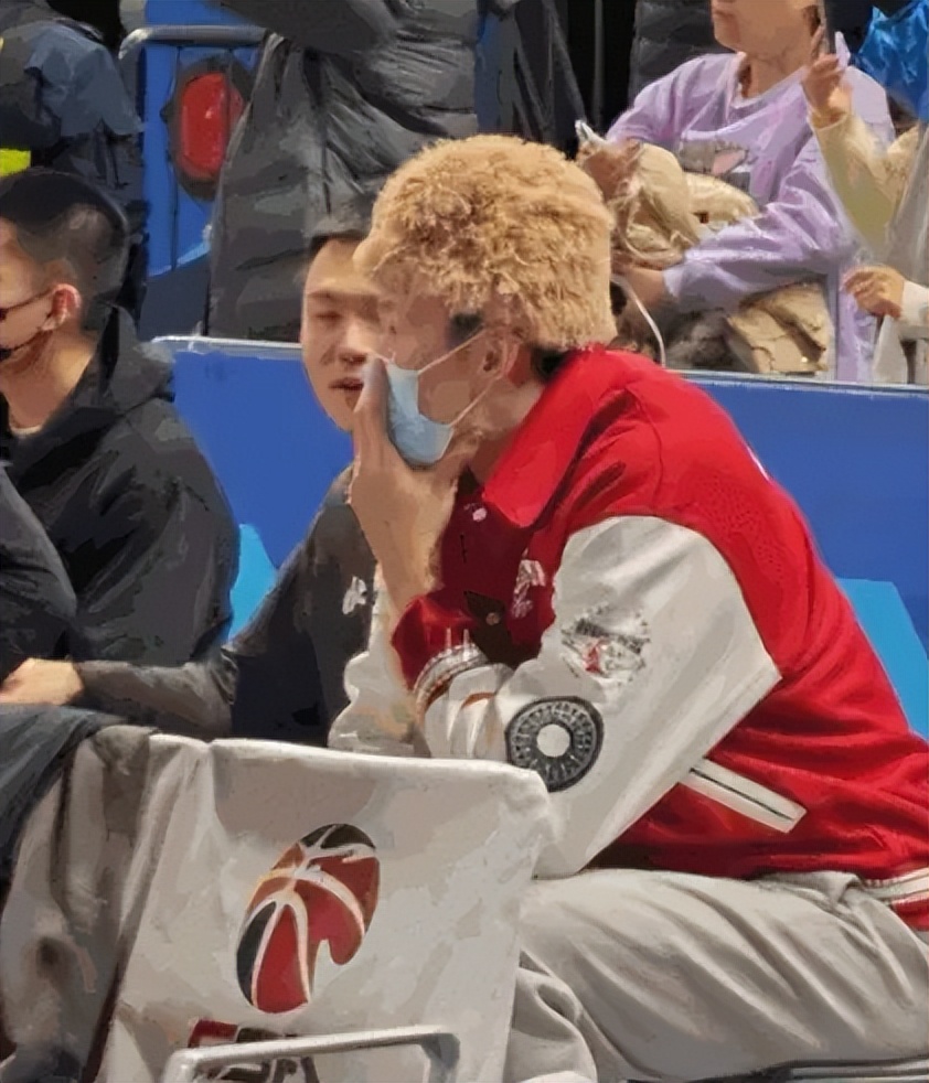 包含广厦队内讧事件曝光，风波不断影响士气的词条