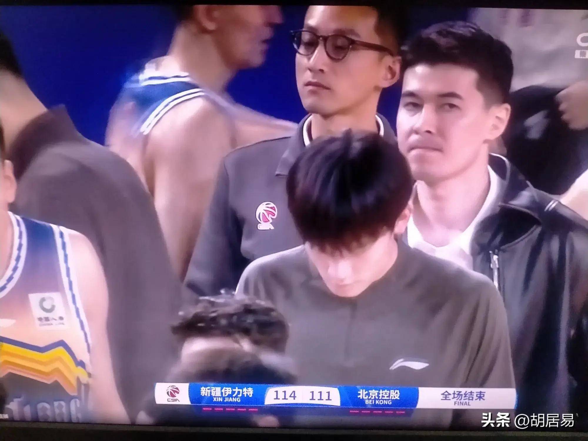 新疆男篮在比赛中展现实力，不畏强敌