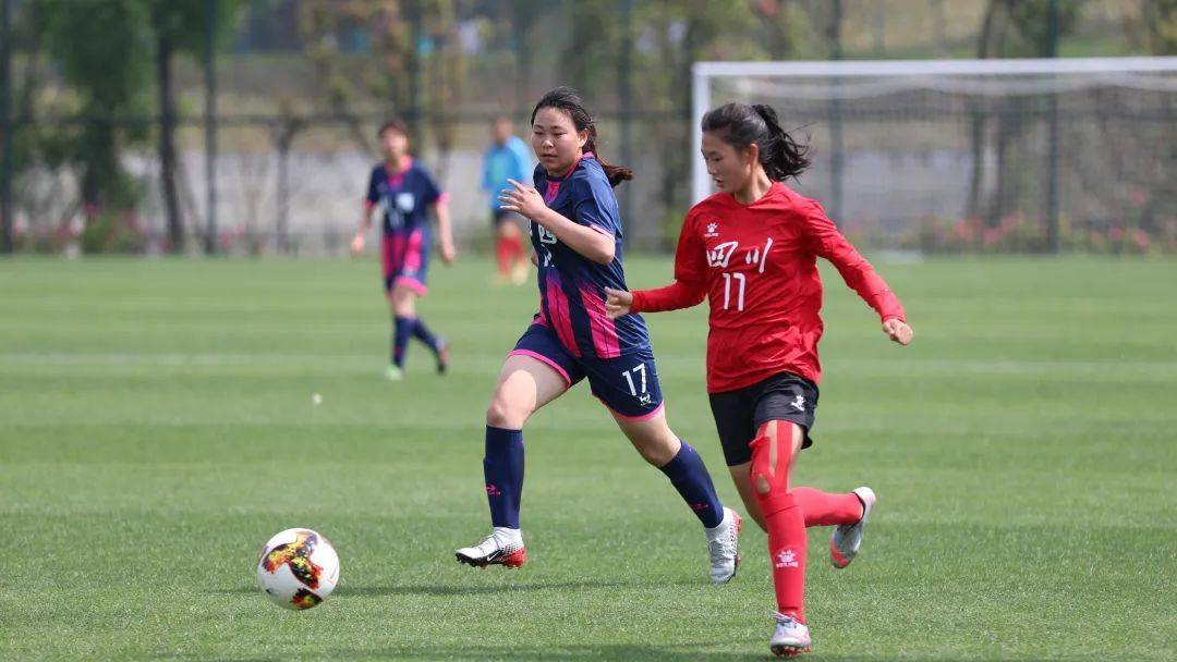 女子足球运动员在比赛中展现实力