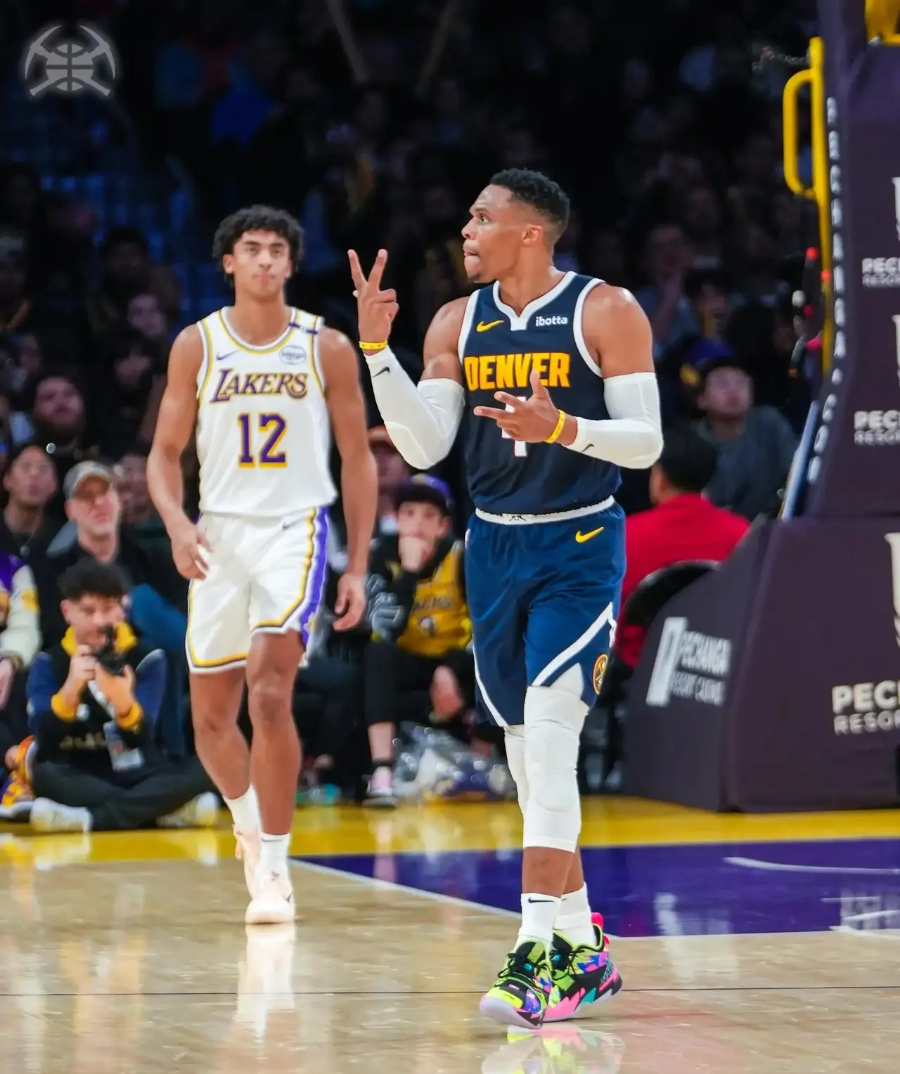 开云体育在线-掘金险胜快船，布克统治全场